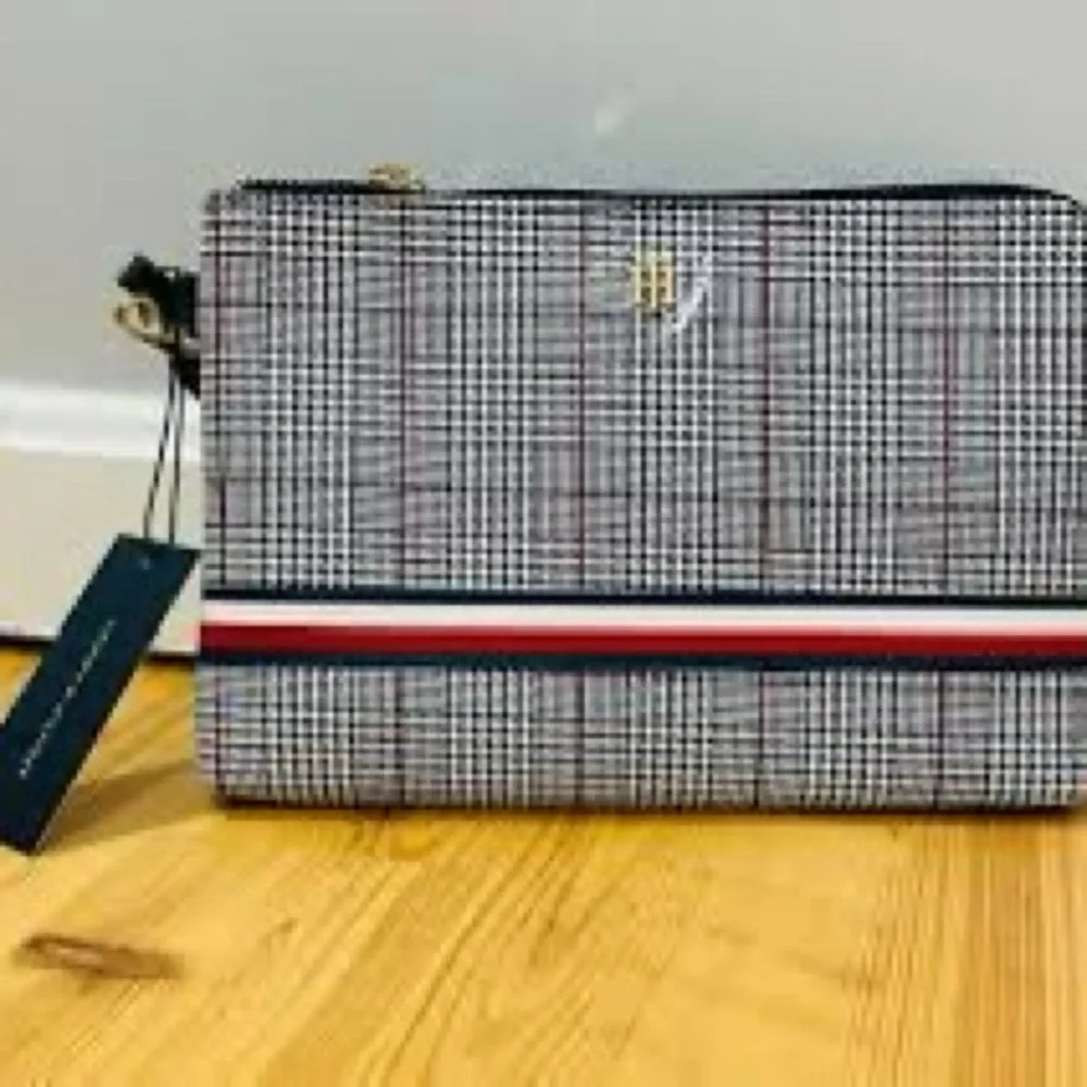 Tommy Hilfiger • Women Wristlet Purse Pouch Blue and White Full Zipper